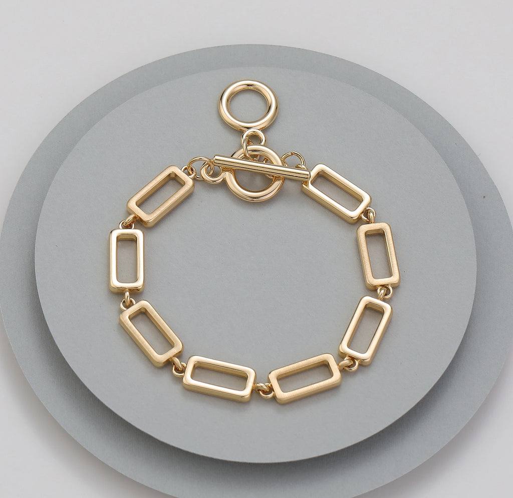T-bar fastening gold bracelet with rectangular links
