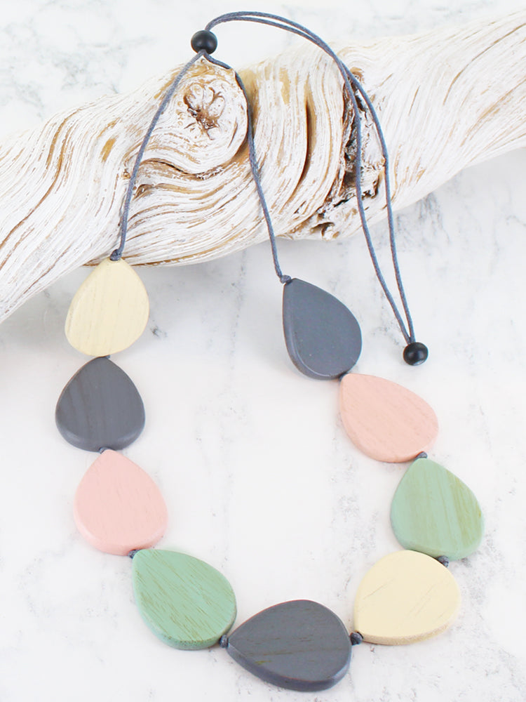 Adjustable organic wooden necklace, with teardrop effect stations, in shades of cream, pink, grey and green