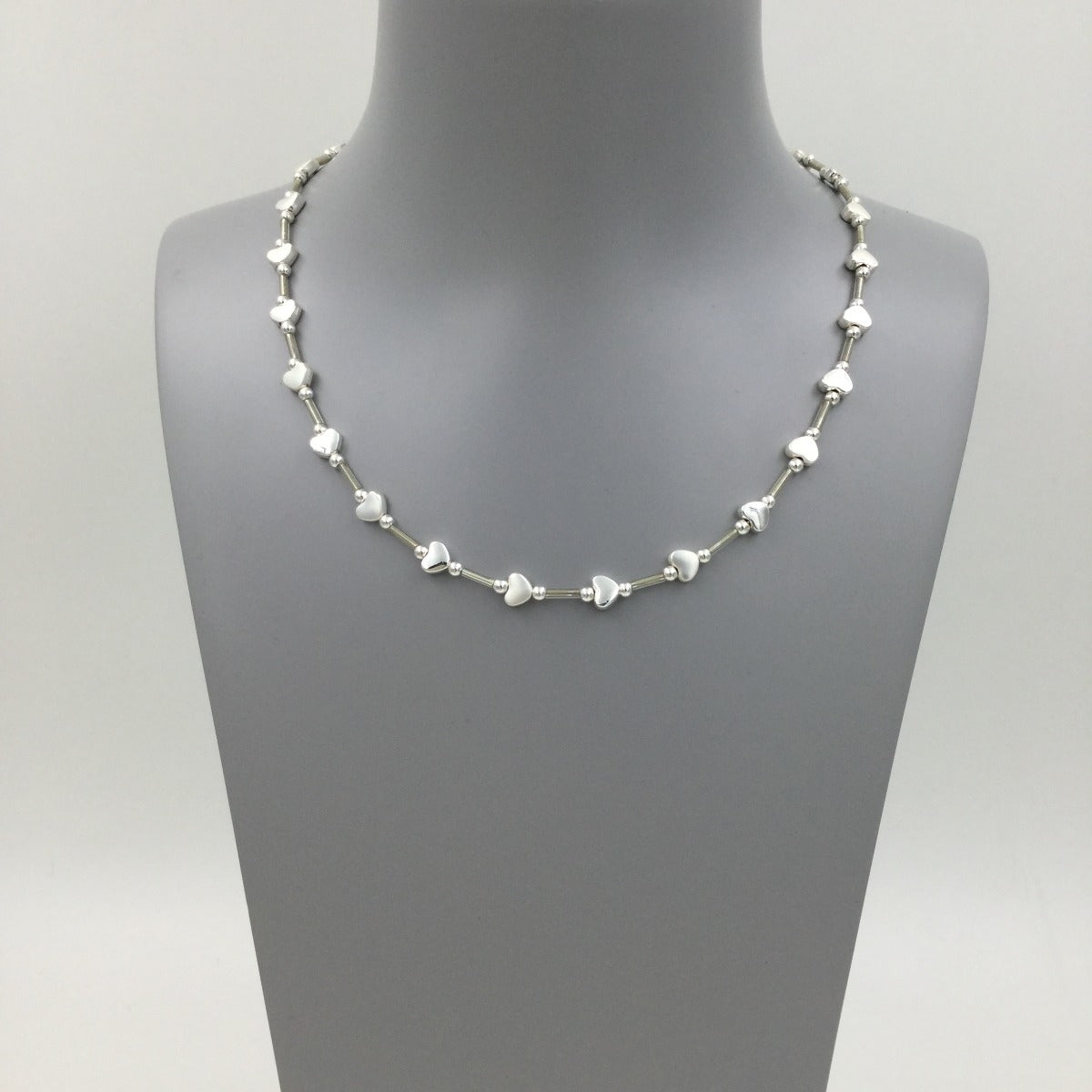 Short necklace, with silver tiny heart stations