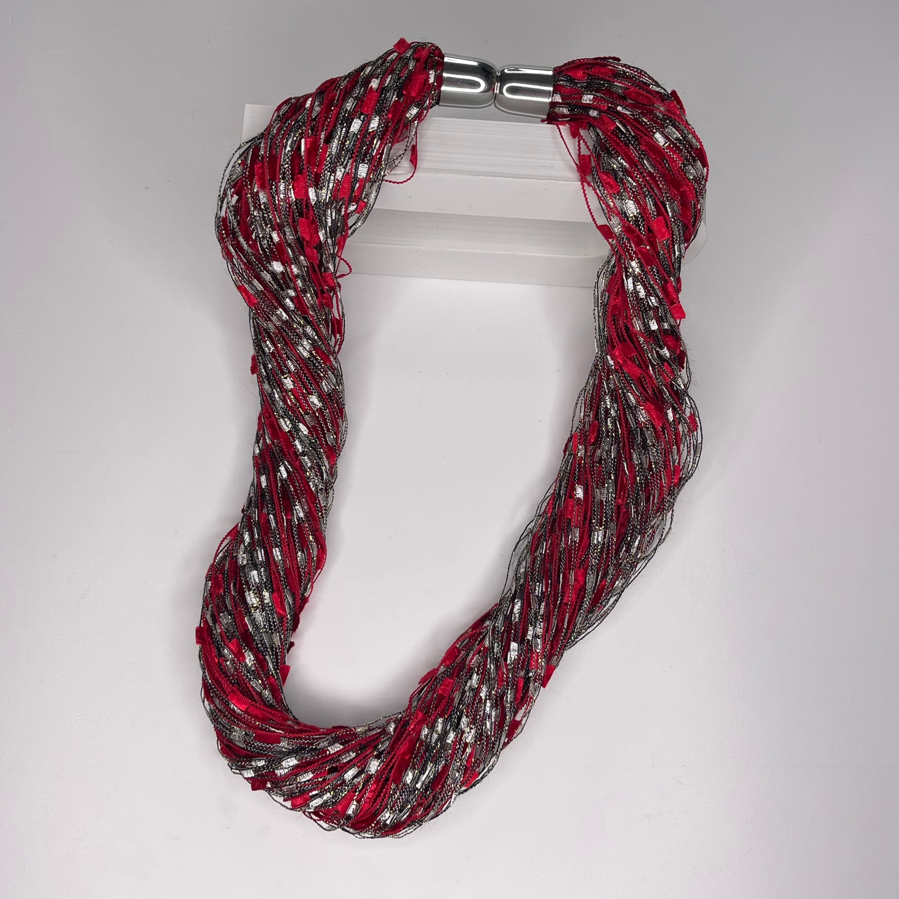 Magnetic twist scarf necklace, in colours of red, grey and silver