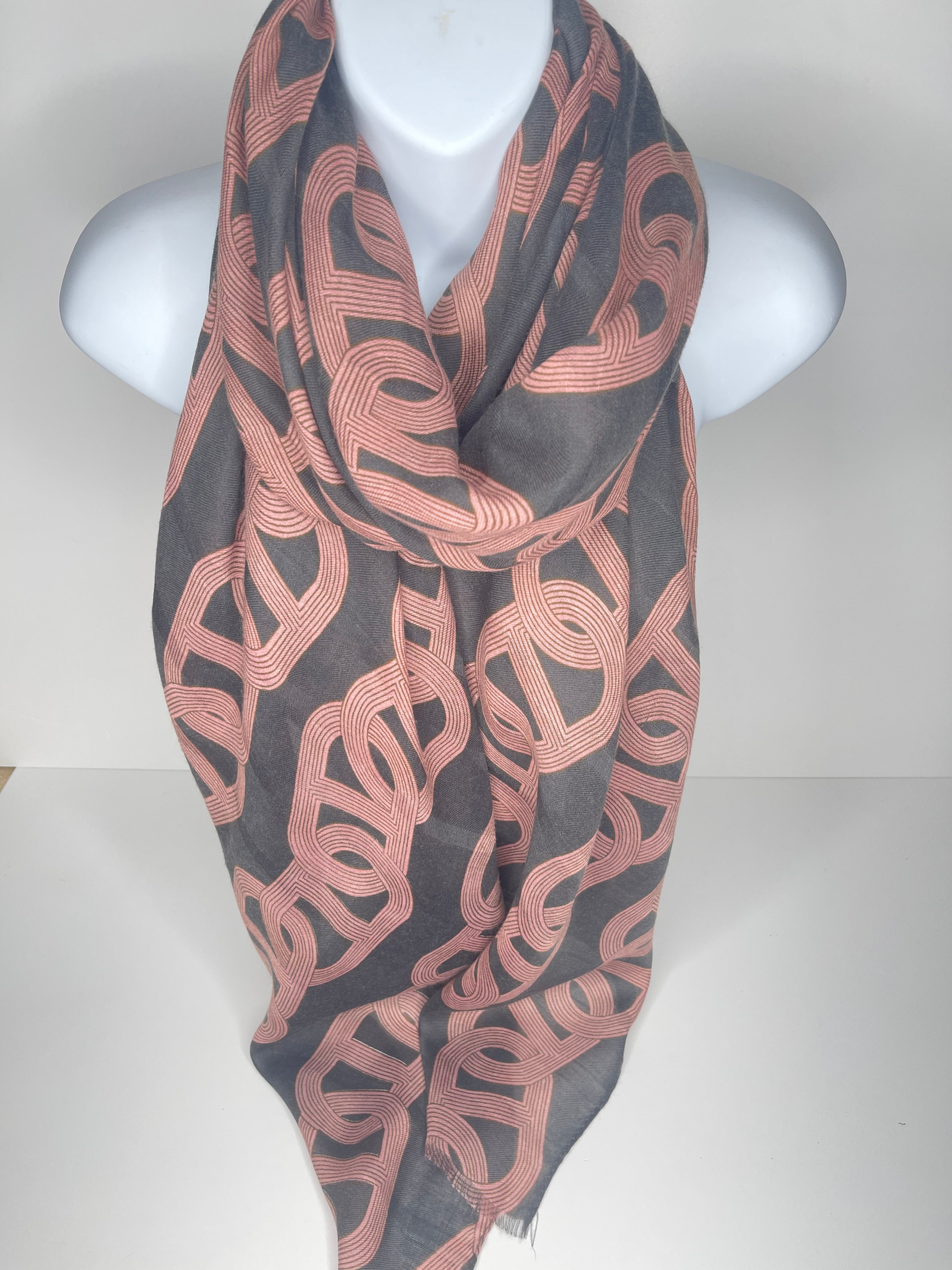 Inter-locked chain print scarf in grey and pink